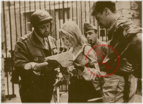 Août 1944, Silvia MONFORT devant la Préfecture de Chartres